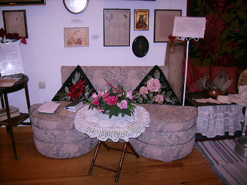 Το καναπεδάκι όπου ο ποιητής καθόταν με την Καίτη Μάνου, την τελευταία μούσα της ζωής του